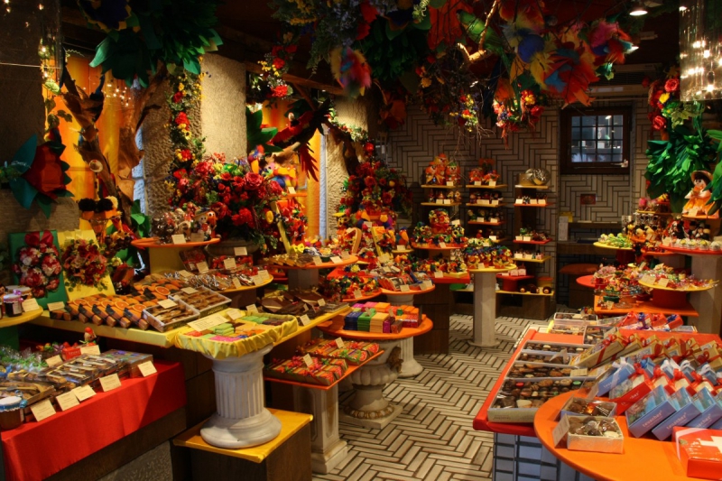 vitrine-VALBONNE-min_candy_store_chocolate_shop_chocolate_switzerland-393515