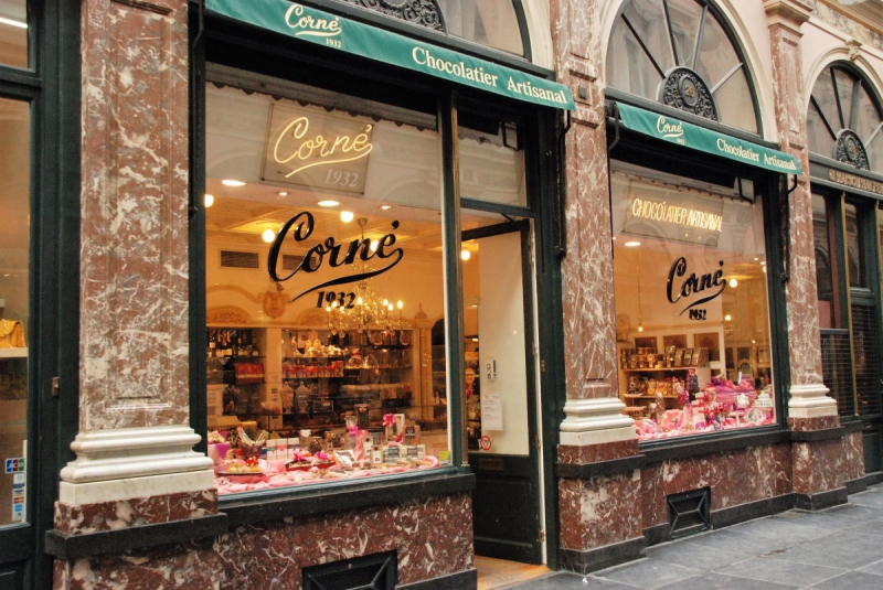 vitrine-VALBONNE-min_chocolate_chocolaterie_shop_luxury_chic_gallery_brussels_belgium-558146