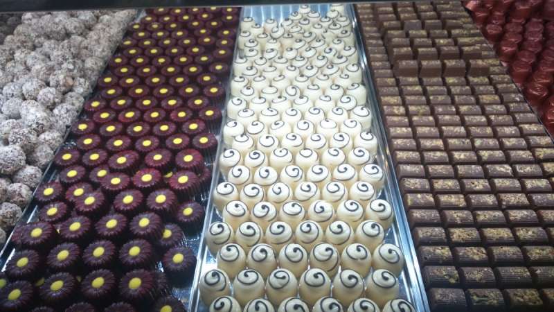 vitrine-VALBONNE-min_chocolates_milk_chocolate_white_chocolate_truffles_candy_food_treat_cacao-1213769